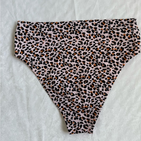 Leopard Print High-Waisted Bikini Bottoms - Picture 4 of 4